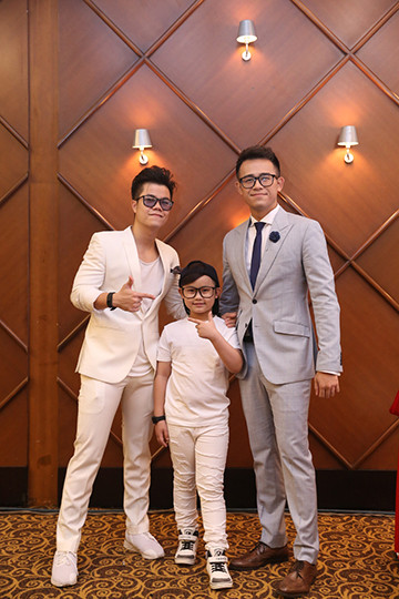 Con gái Thúy Hạnh - Minh Khang chững chạc bên ba mẹ ảnh 5