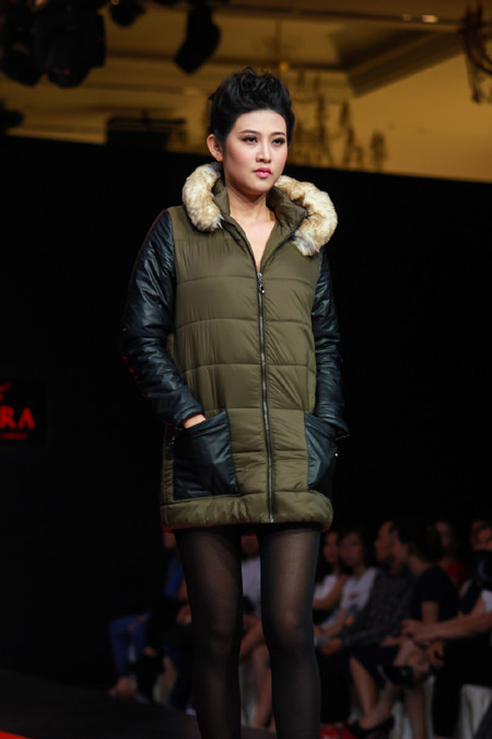 Á hậu Lê Huỳnh Thuý Ngân "biến hoá" quyến rũ trên sàn diễn ảnh 8