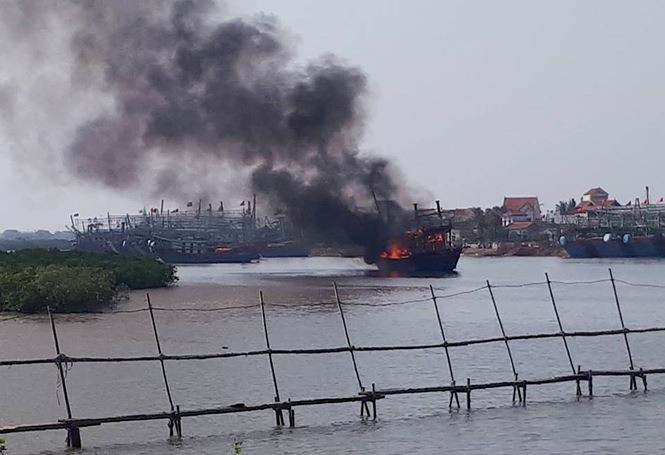 Cháy tàu câu mực của ngư dân, thiệt hại tiền tỷ ảnh 1