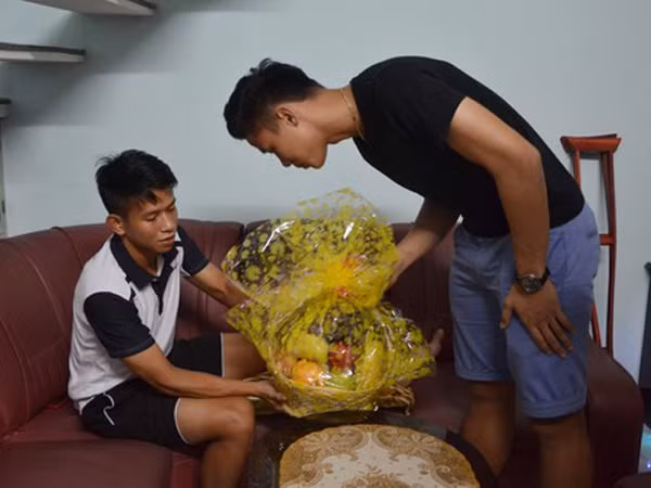 Sau cú đạp thô bạo, hậu vệ Ngọc Hải đến tận nhà Anh Khoa thăm hỏi và xin lỗi ảnh 1