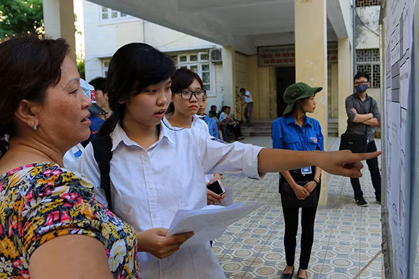 Làm thủ tục dự thi xong, sĩ tử đổ về Văn Miếu cầu may ảnh 2