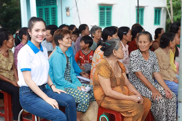 Nữ hoàng Du lịch Dương Kim Ánh giản dị đi từ thiện ảnh 3