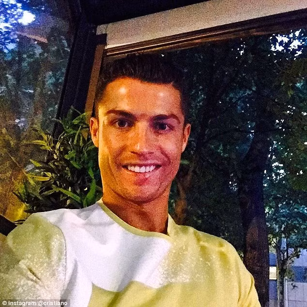 Ronaldo là chuyên gia chụp ảnh "tự sướng" ảnh 6