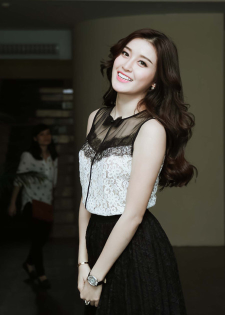 Á hậu Huyền My xuất hiện rạng rỡ sau scandal mặc "váy nhái" ảnh 6