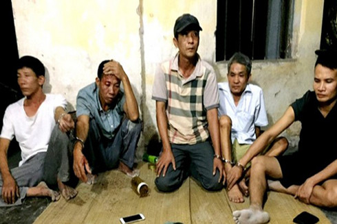 Chui vào từ đường sát phạt đỏ đen ảnh 1