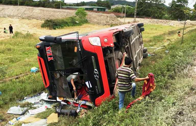 Lật xe giường nằm, 2 người tử vong tại chỗ ảnh 2 Lật xe giường nằm, 2 người tử vong tại chỗ ảnh 2