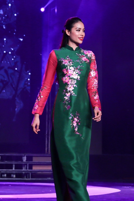 Phạm Hương lần đầu trình diễn thời trang hậu cuộc thi Hoa hậu Hoàn Vũ thế giới ảnh 1