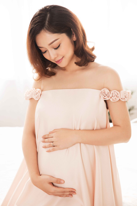 Mang bầu 7 tháng, Jennifer Phạm vẫn rất gợi cảm và quyến rũ ảnh 3 Mang bầu 7 tháng, Jennifer Phạm vẫn rất gợi cảm và quyến rũ ảnh 3