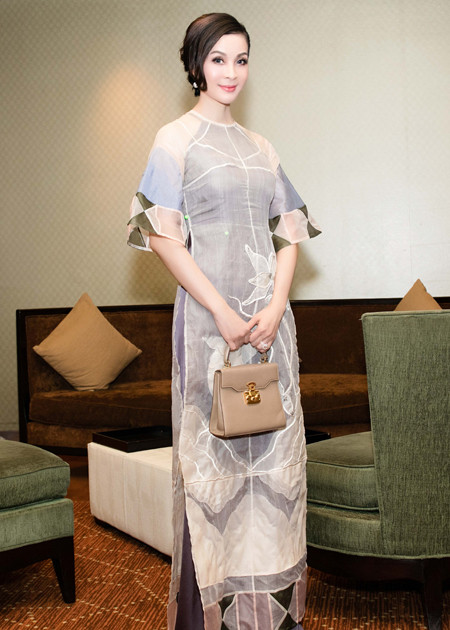 "Người đẹp không tuổi" Thanh Mai hút mắt với áo dài cách tân ảnh 5 "Người đẹp không tuổi" Thanh Mai hút mắt với áo dài cách tân ảnh 5