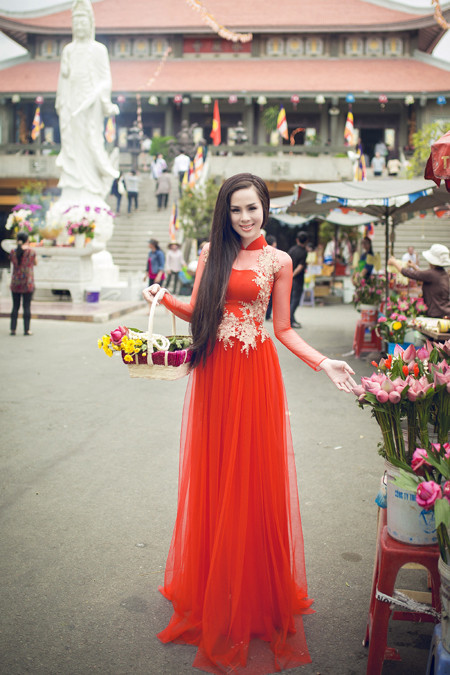 Á hậu Tố Uyên khoe sắc rạng ngời đi lễ chùa ảnh 2