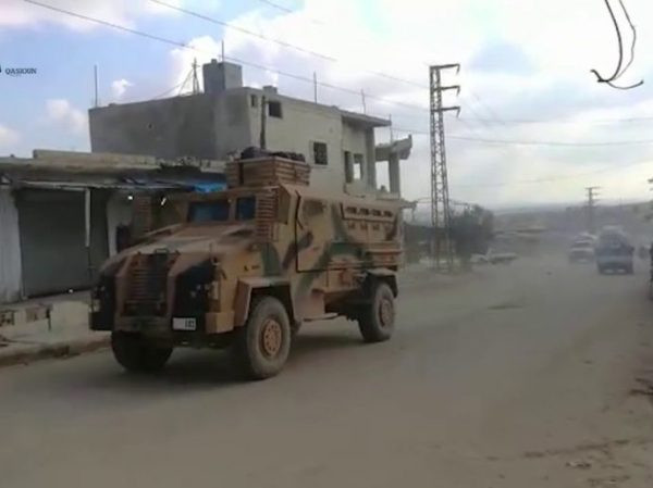 Thổ Nhĩ Kỳ tiếp tục triển khai lực lượng quy mô lớn dọc biên giới Syria ảnh 1