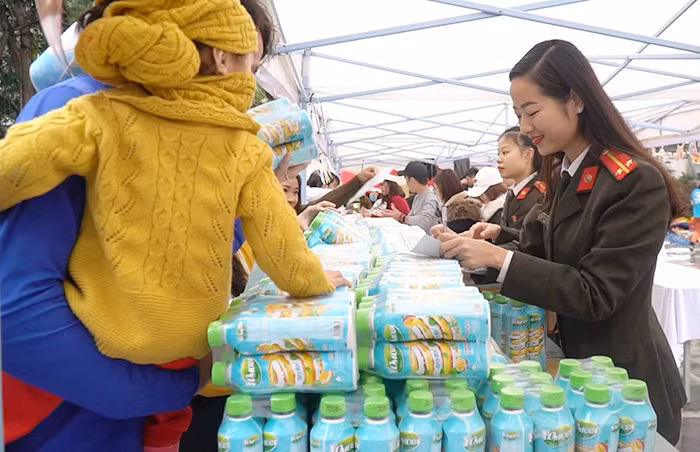 Công an Hà Nội tiếp sức tinh thần "Giáng sinh yêu thương" cho 2.000 bệnh nhi ảnh 6