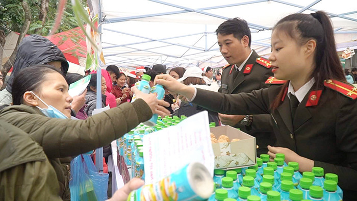 Công an Hà Nội tiếp sức tinh thần "Giáng sinh yêu thương" cho 2.000 bệnh nhi ảnh 3 Công an Hà Nội tiếp sức tinh thần "Giáng sinh yêu thương" cho 2.000 bệnh nhi ảnh 3