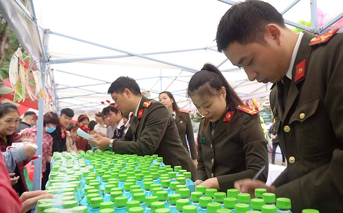 Công an Hà Nội tiếp sức tinh thần "Giáng sinh yêu thương" cho 2.000 bệnh nhi ảnh 5 Công an Hà Nội tiếp sức tinh thần "Giáng sinh yêu thương" cho 2.000 bệnh nhi ảnh 5