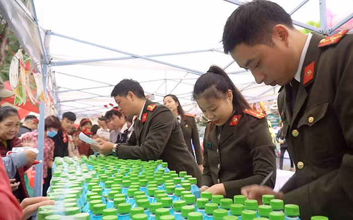 Công an Hà Nội tiếp sức tinh thần "Giáng sinh yêu thương" cho 2.000 bệnh nhi ảnh 5