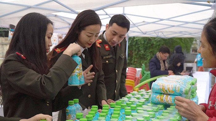 Công an Hà Nội tiếp sức tinh thần "Giáng sinh yêu thương" cho 2.000 bệnh nhi ảnh 4 Công an Hà Nội tiếp sức tinh thần "Giáng sinh yêu thương" cho 2.000 bệnh nhi ảnh 4
