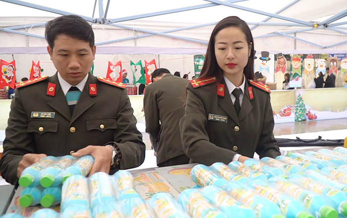 Công an Hà Nội tiếp sức tinh thần "Giáng sinh yêu thương" cho 2.000 bệnh nhi ảnh 2 Công an Hà Nội tiếp sức tinh thần "Giáng sinh yêu thương" cho 2.000 bệnh nhi ảnh 2