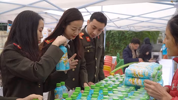 Công an Hà Nội tiếp sức tinh thần "Giáng sinh yêu thương" cho 2.000 bệnh nhi ảnh 4