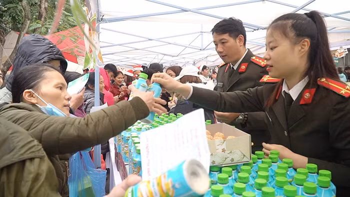 Công an Hà Nội tiếp sức tinh thần "Giáng sinh yêu thương" cho 2.000 bệnh nhi ảnh 3