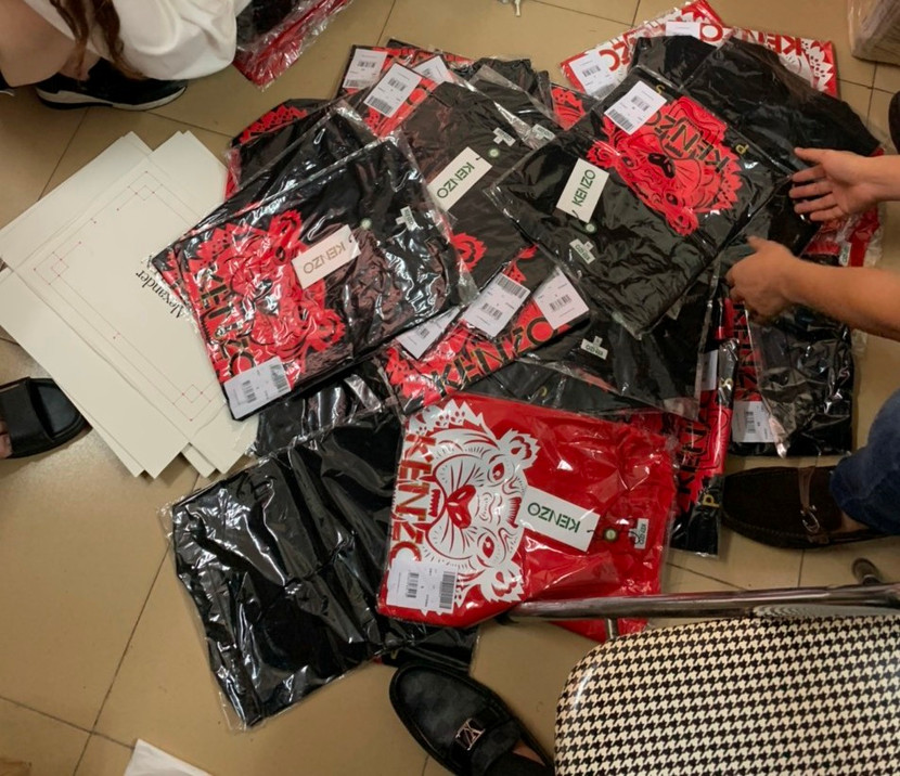 Hà Nội: Phát hiện ‘đầu nậu’ khủng chuyên buôn hàng hiệu qua mạng xã hội ảnh 3 Hà Nội: Phát hiện ‘đầu nậu’ khủng chuyên buôn hàng hiệu qua mạng xã hội ảnh 3