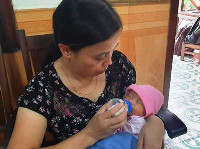 Bé gái bị bỏ rơi ở cổng Làng trẻ em SOS cùng lời nhắn "nhờ nuôi giúp" ảnh 2