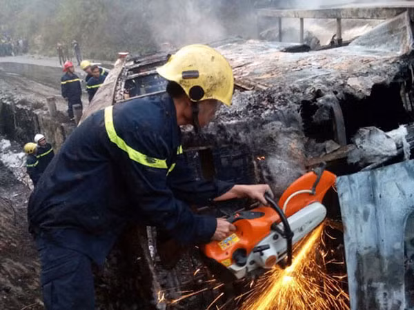 Khẩn trương điều trq, xử lý vụ xe bồn đâm xe khách, 3 người chết, 26 người bị thương ảnh 3