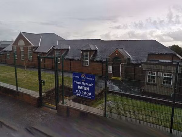 Anh: Hàng nghìn học sinh phải sơ tán do đe dọa đánh bom ảnh 1