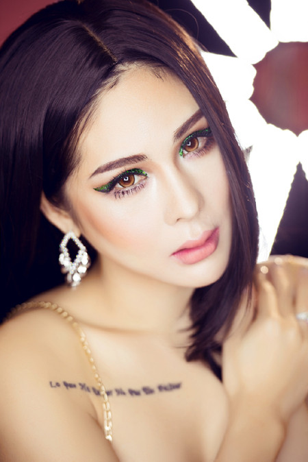 Tina Lê quyến rũ với xu hướng trang điểm mắt nhũ lấp lánh ảnh 8