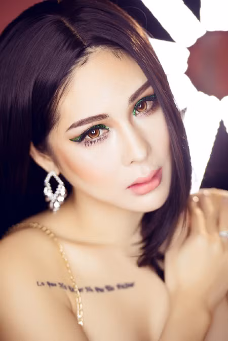 Tina Lê quyến rũ với xu hướng trang điểm mắt nhũ lấp lánh ảnh 8