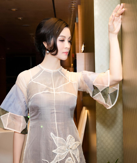 "Người đẹp không tuổi" Thanh Mai hút mắt với áo dài cách tân ảnh 4 "Người đẹp không tuổi" Thanh Mai hút mắt với áo dài cách tân ảnh 4