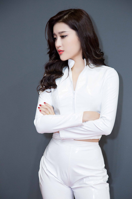 Á hậu Huyền My khoe eo thon quyến rũ với jumpsuit trắng muốt ảnh 1