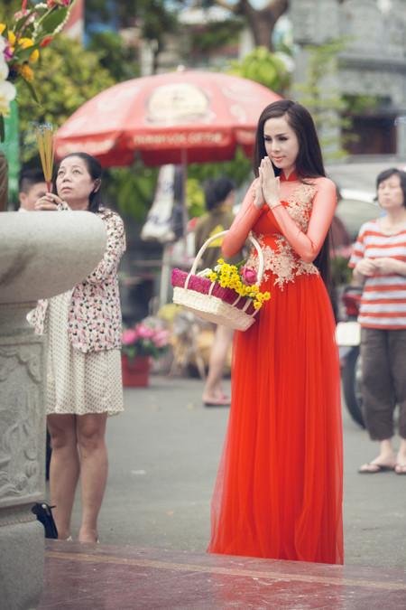 Á hậu Tố Uyên khoe sắc rạng ngời đi lễ chùa ảnh 3