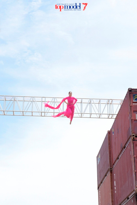 Bay xuống từ độ cao 15m, Host Thanh Hằng bị trầy tay, xước da ảnh 1