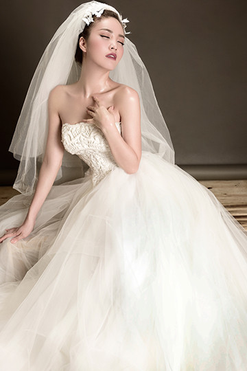 Á hậu Thuỵ Vân lộng lẫy mặc váy cưới ảnh 8