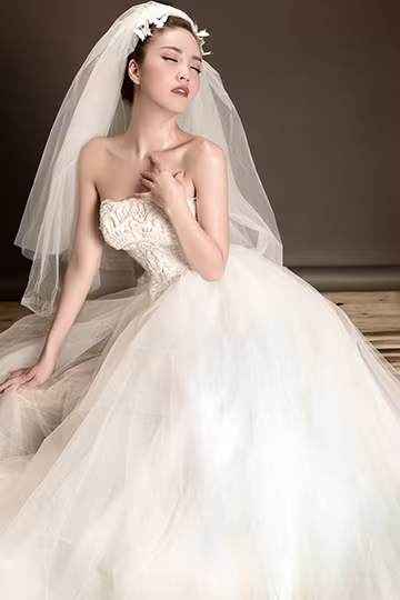 Á hậu Thuỵ Vân lộng lẫy mặc váy cưới ảnh 8