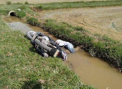 Nam thanh niên tử vong dưới mương nước cùng chiếc xe máy ảnh 1