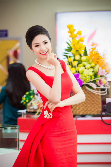 Hoa hậu Ngọc Hân khoe sắc gợi cảm bên hoa đào ảnh 2