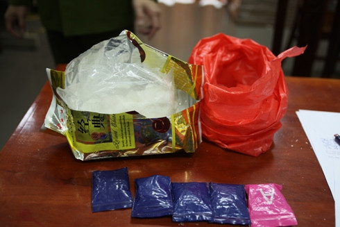 Bắt đối tượng vận chuyển 1kg ma túy đá và hơn 1.000 viên ma túy tổng hợp ảnh 2