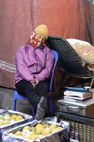 Giấc ngủ chập chờn của các tiểu thương ở chợ đầu mối Long Biên ảnh 9 Giấc ngủ chập chờn của các tiểu thương ở chợ đầu mối Long Biên ảnh 9