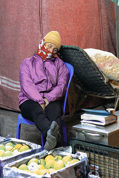 Giấc ngủ chập chờn của các tiểu thương ở chợ đầu mối Long Biên ảnh 9 Giấc ngủ chập chờn của các tiểu thương ở chợ đầu mối Long Biên ảnh 9