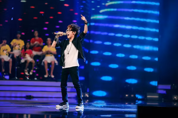 MC Thảo My duyên dáng động viên em ruột trên sân khấu Vietnam Idol Kids ảnh 6