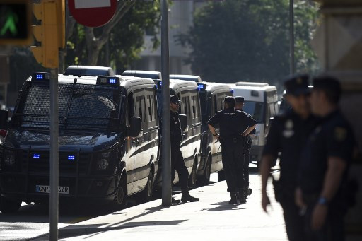 Cảnh sát Tây Ban Nha khám xét trụ sở chính quyền tự trị Catalonia ảnh 1