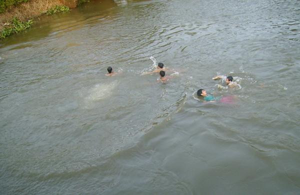 Tìm thấy thi thể hai em nhỏ đuối nước khi tắm đập ảnh 1