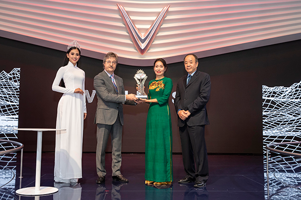 VinFast được AutoBest trao giải "Ngôi sao mới" vinh danh ‘Thương hiệu và mẫu xe mới ấn tượng nhất’ tại triển lãm Paris Motor Show 2018 ảnh 2 VinFast được AutoBest trao giải "Ngôi sao mới" vinh danh ‘Thương hiệu và mẫu xe mới ấn tượng nhất’ tại triển lãm Paris Motor Show 2018 ảnh 2