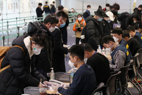 Hàn Quốc trở thành quốc gia có số ca nhiễm Covid-19 cao nhất ngoài Trung Quốc ảnh 1