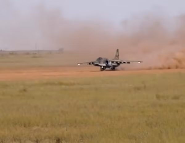 Video "xe tăng bay" Su-25SM cất - hạ cánh trên đường băng cát ảnh 1