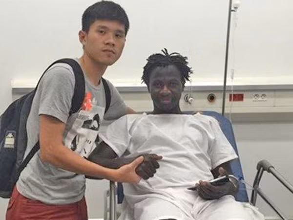 Trưởng ban Trọng tài: Pha vào bóng khiến đối phương gãy chân - không phải bạo lực! ảnh 1