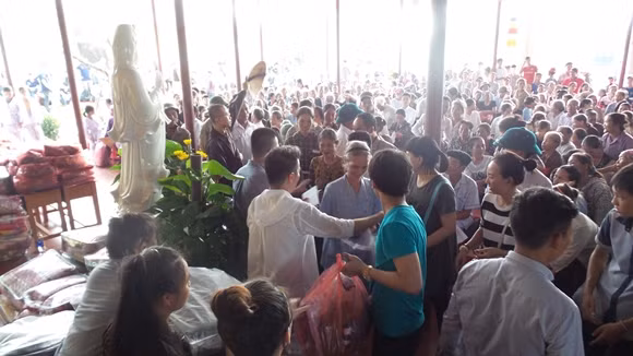 Đàm Vĩnh Hưng bất ngờ trước tình cảm của người dân Hà Tĩnh ảnh 6