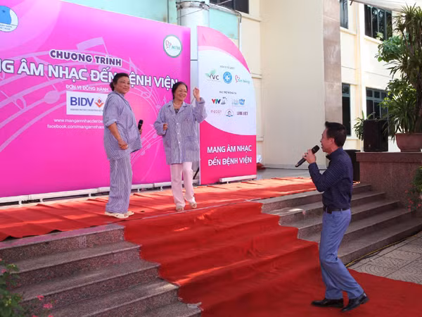 "Cô gái Trường Sa" mang "gió biển" vào bệnh viện ảnh 6