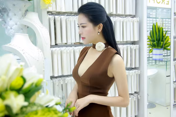 MC Nhã Uyên khoe vẻ trẻ trung, quyến rũ với những bộ trang sức độc đáo ảnh 2